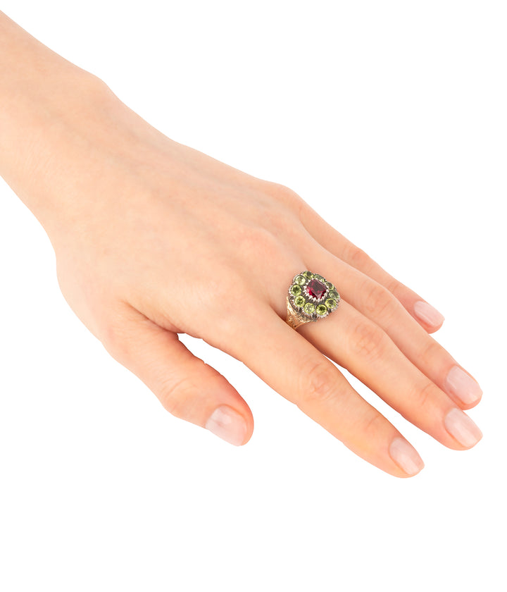 Bague-Marguerite-ancienne-grenat-peridots-Almika-Caillou-Paris