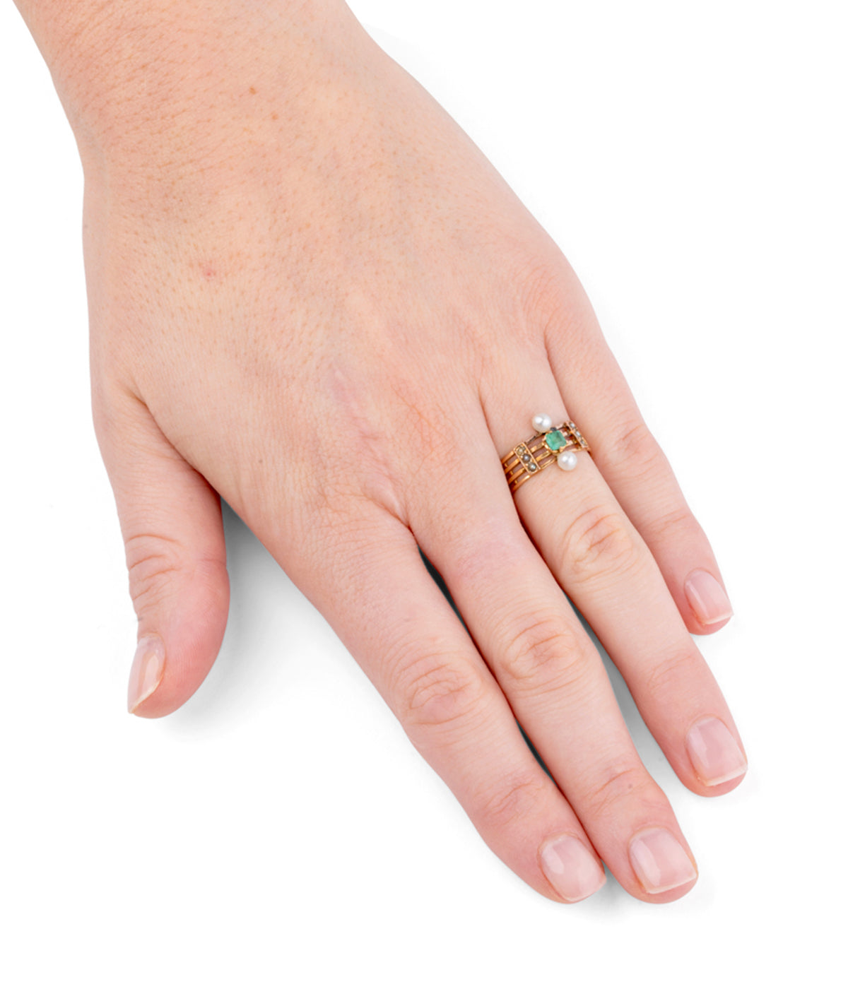 Bague ancienne émeraude "Roumia" porter- Caillou Paris