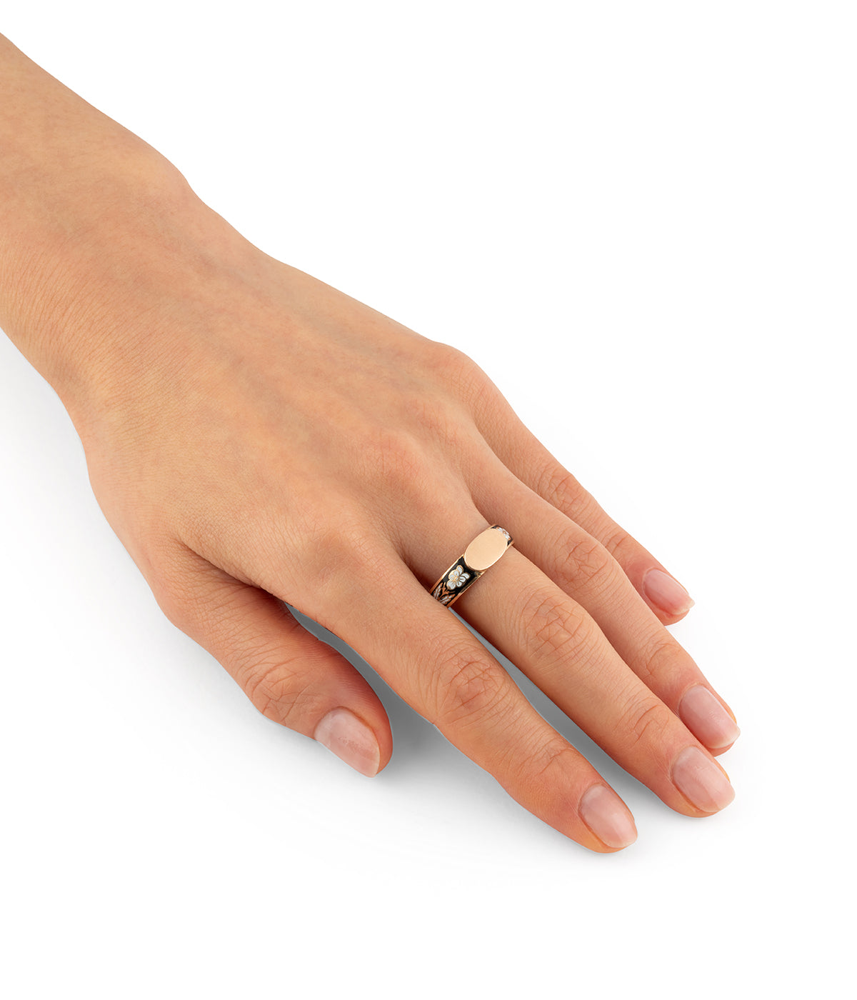 Bague chevaliere ancienne email noir et blanc Benvida Caillou Paris