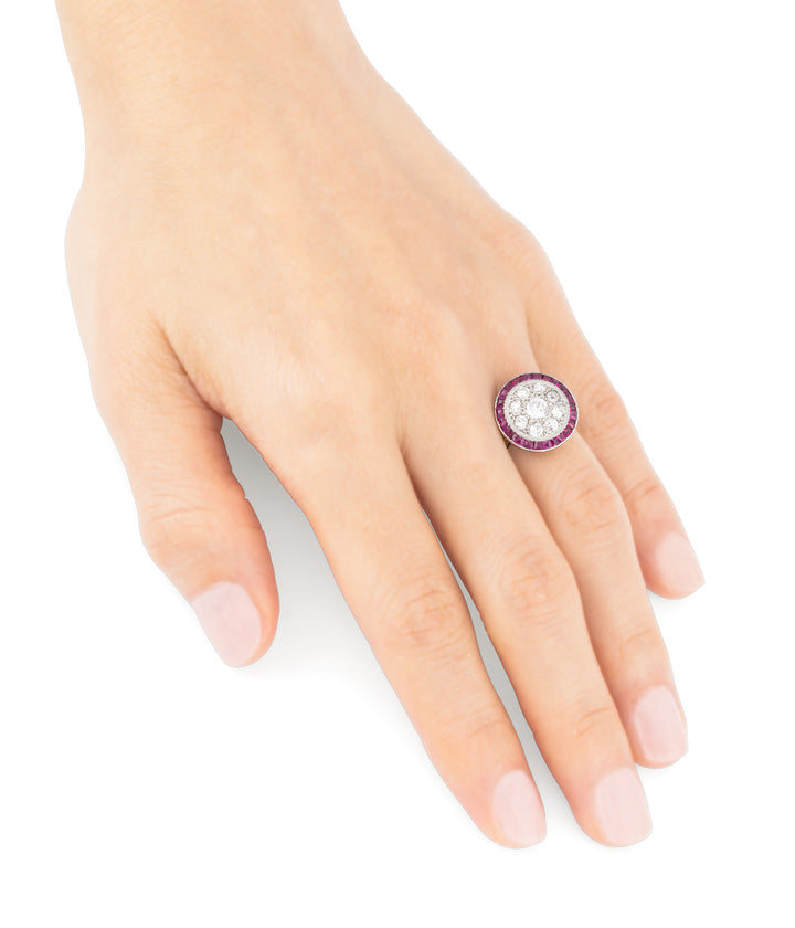 Bague-cible-ancienne-rubis-diamants-Lee-Caillou-Paris