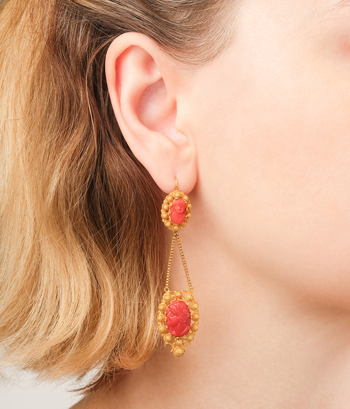 Boucles-oreilles-anciennes-or-corail-Jona-Caillou-Paris