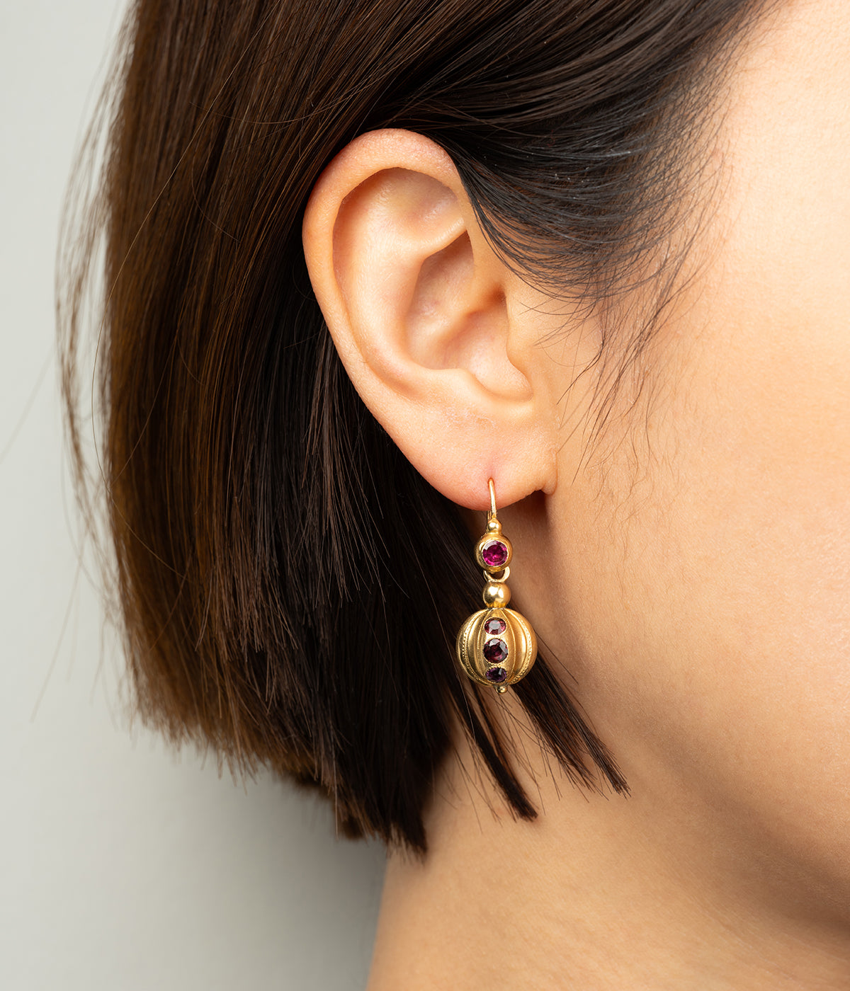Boucles d'oreilles anciennes en or et grenats Domna - Caillou Paris