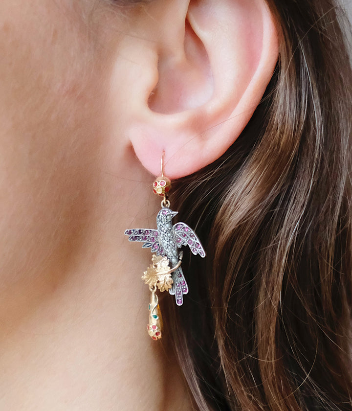 Boucles-oreilles-anciennes-pendantes-oiseau-or-rubis-Maime-Caillou-Paris