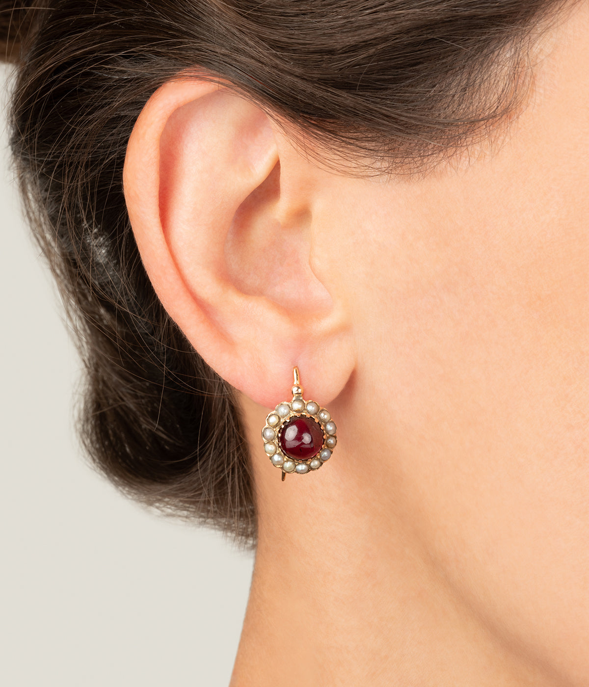 Boucles-oreilles-dormeuses-anciennes-or-grenat-Salvi-Caillou-Paris