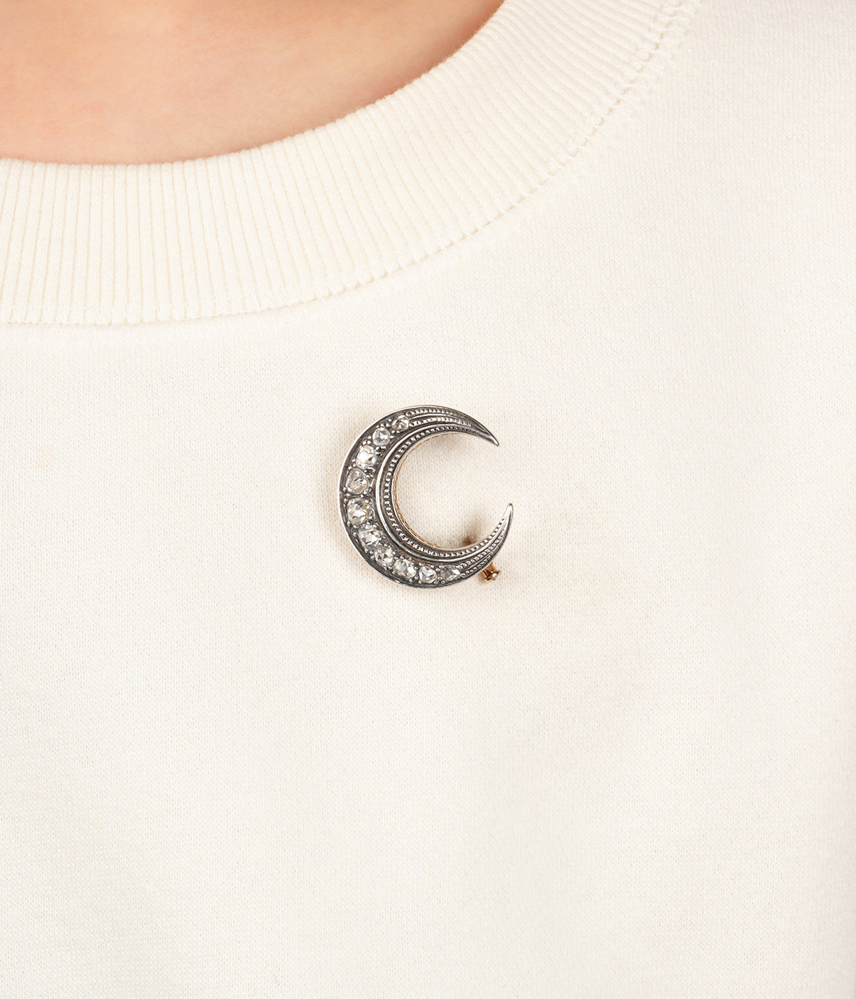 Broche-ancienne-croissant-de-lune-Ethel-Caillou-Paris