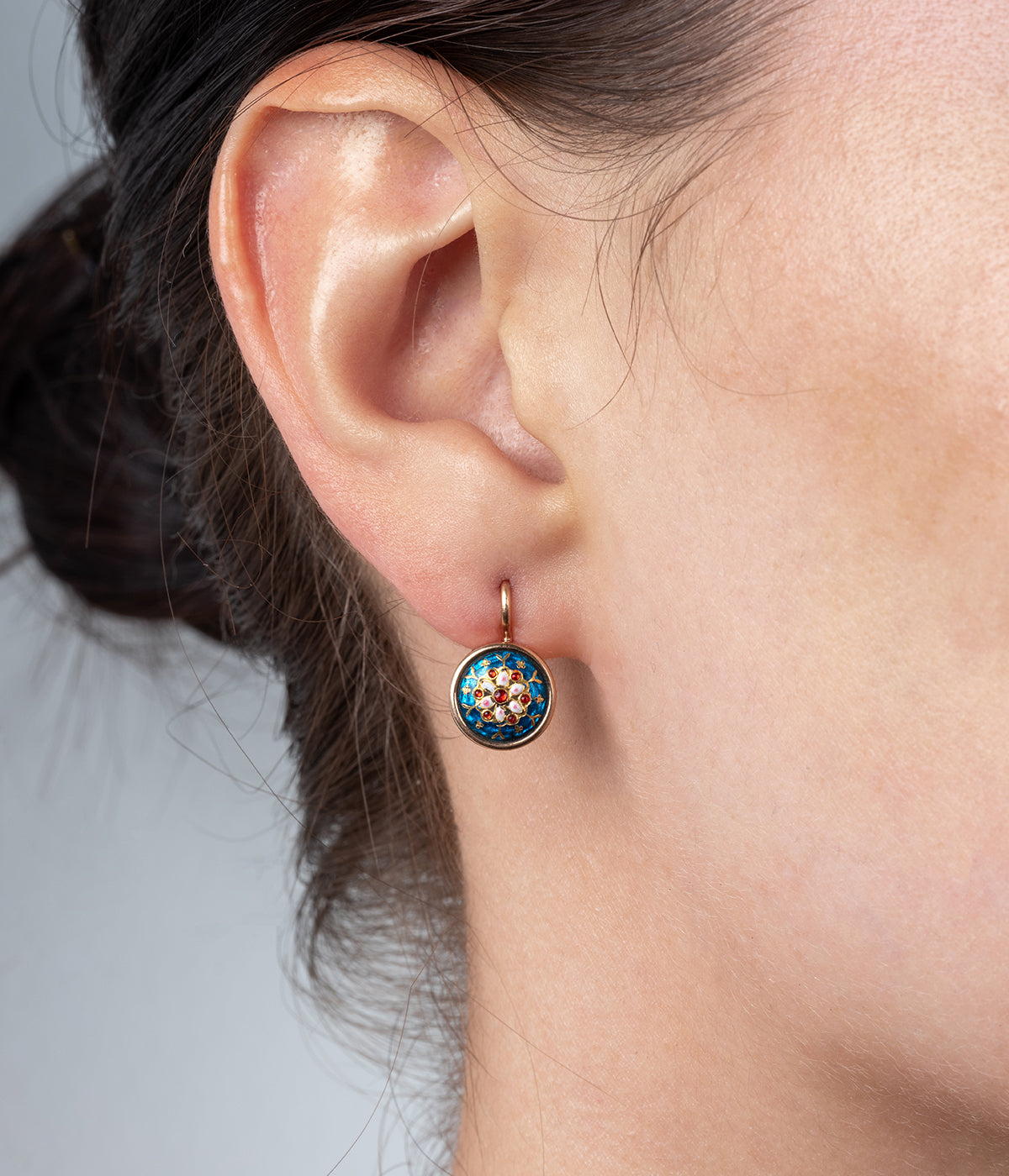 Caillou Paris - Boucle d'oreille unique Adiala porter