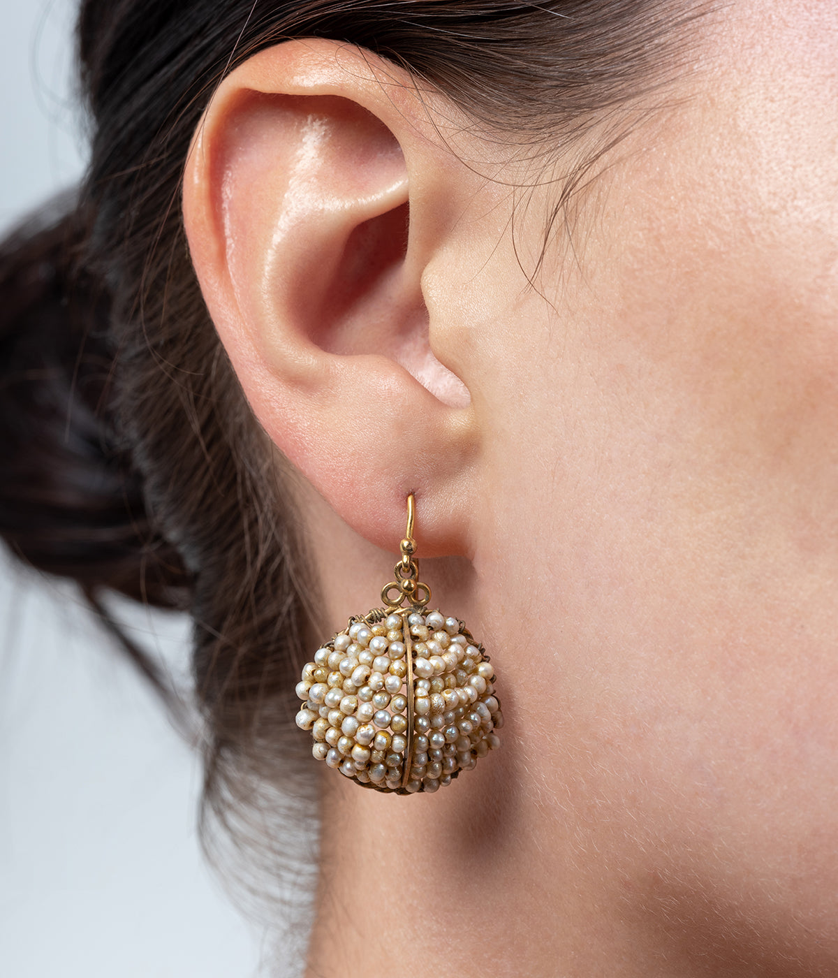 Caillou Paris - Boucles d’oreilles anciennes perles “Hetta” porter