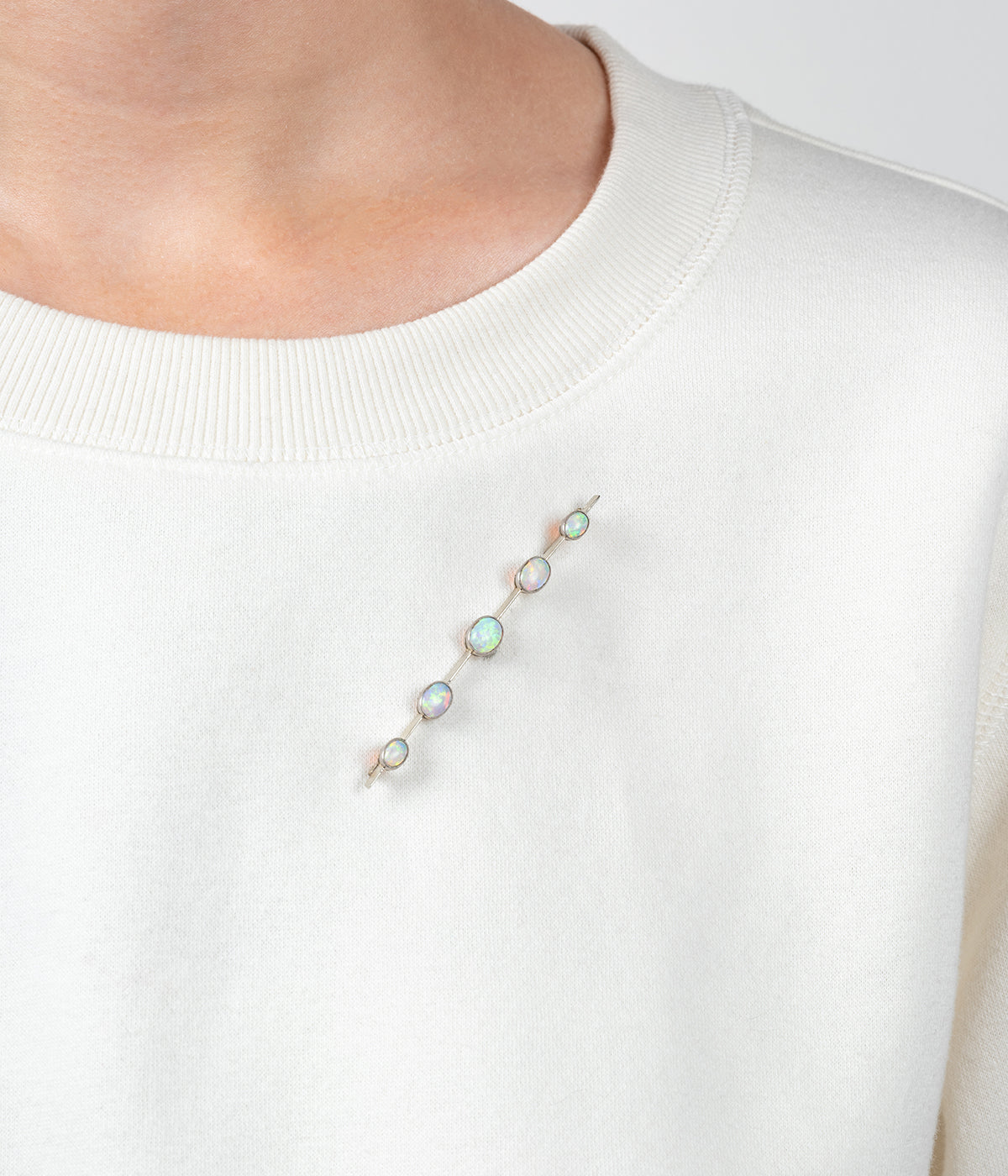 Caillou Paris - Broche barrette ancienne opales “Regi” porter