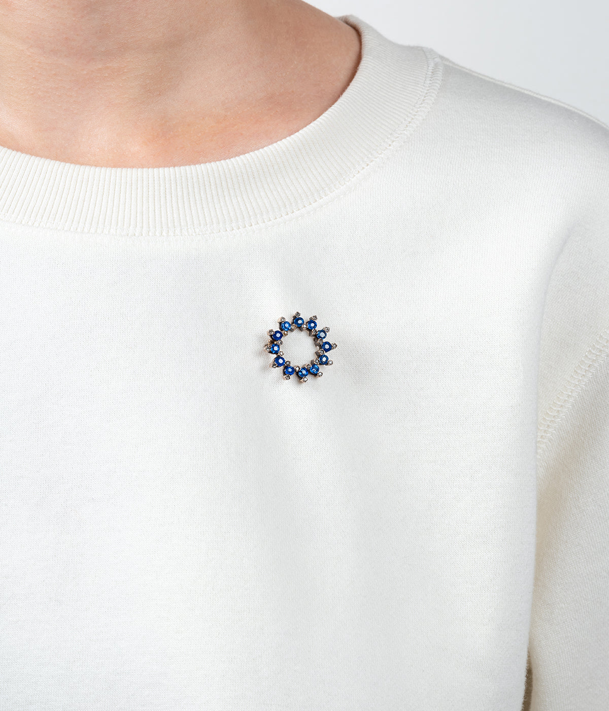 Caillou Paris - Broche ancienne saphirs Gora porter