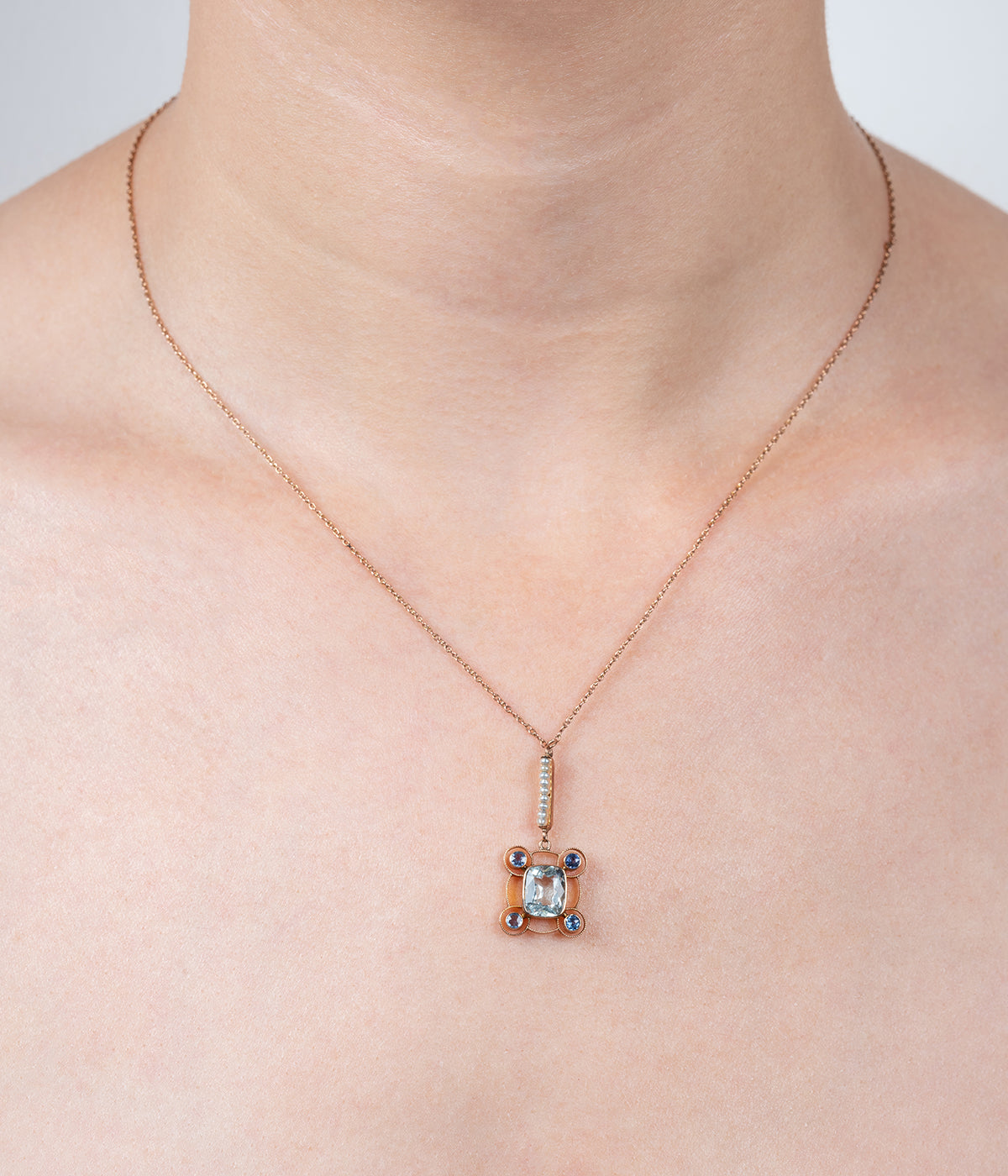 Caillou Paris - Collier ancien aigue-marine “Leela” porter