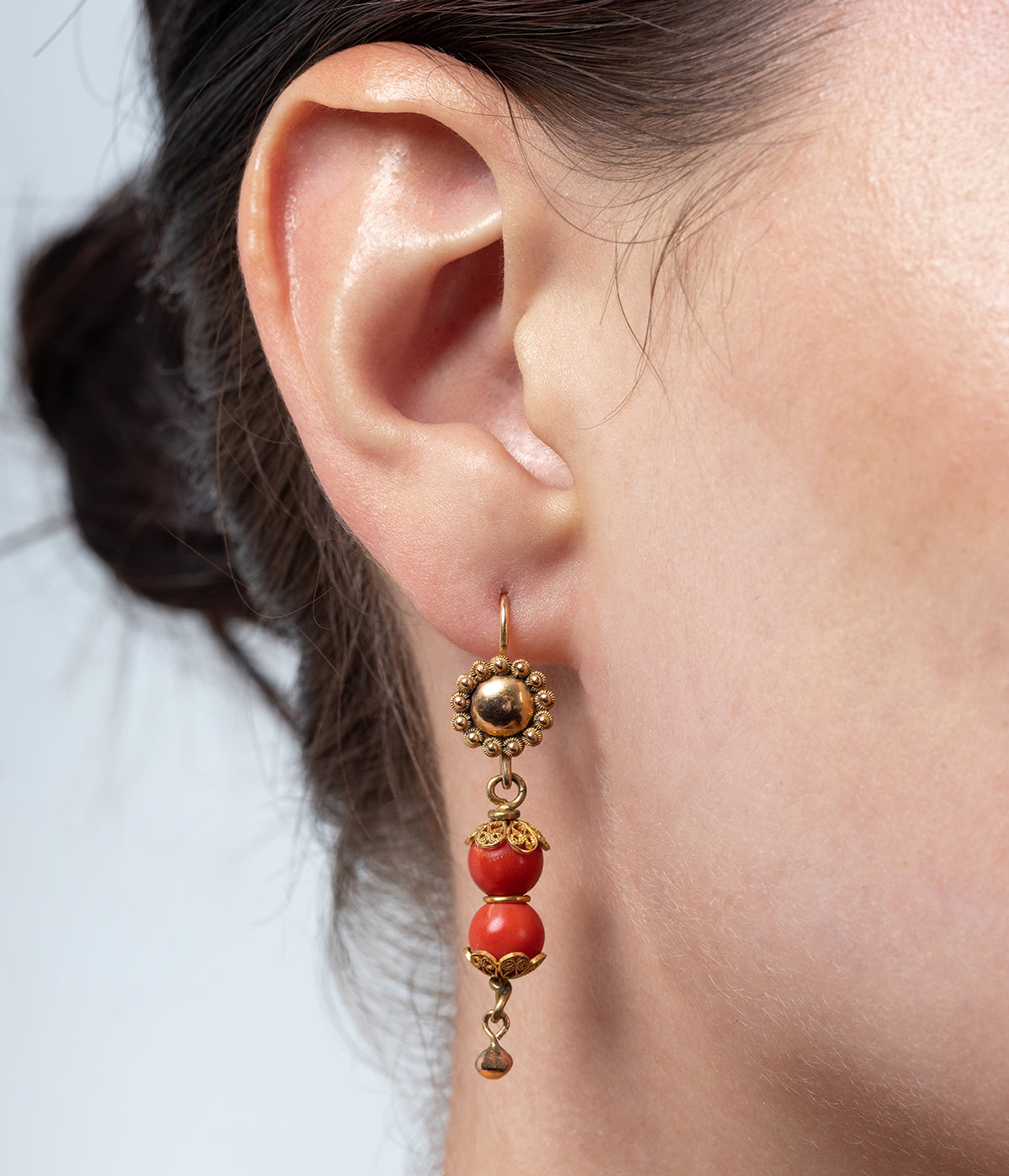 Caillou Paris - Pendants d’oreilles anciens corail “Devika” porter