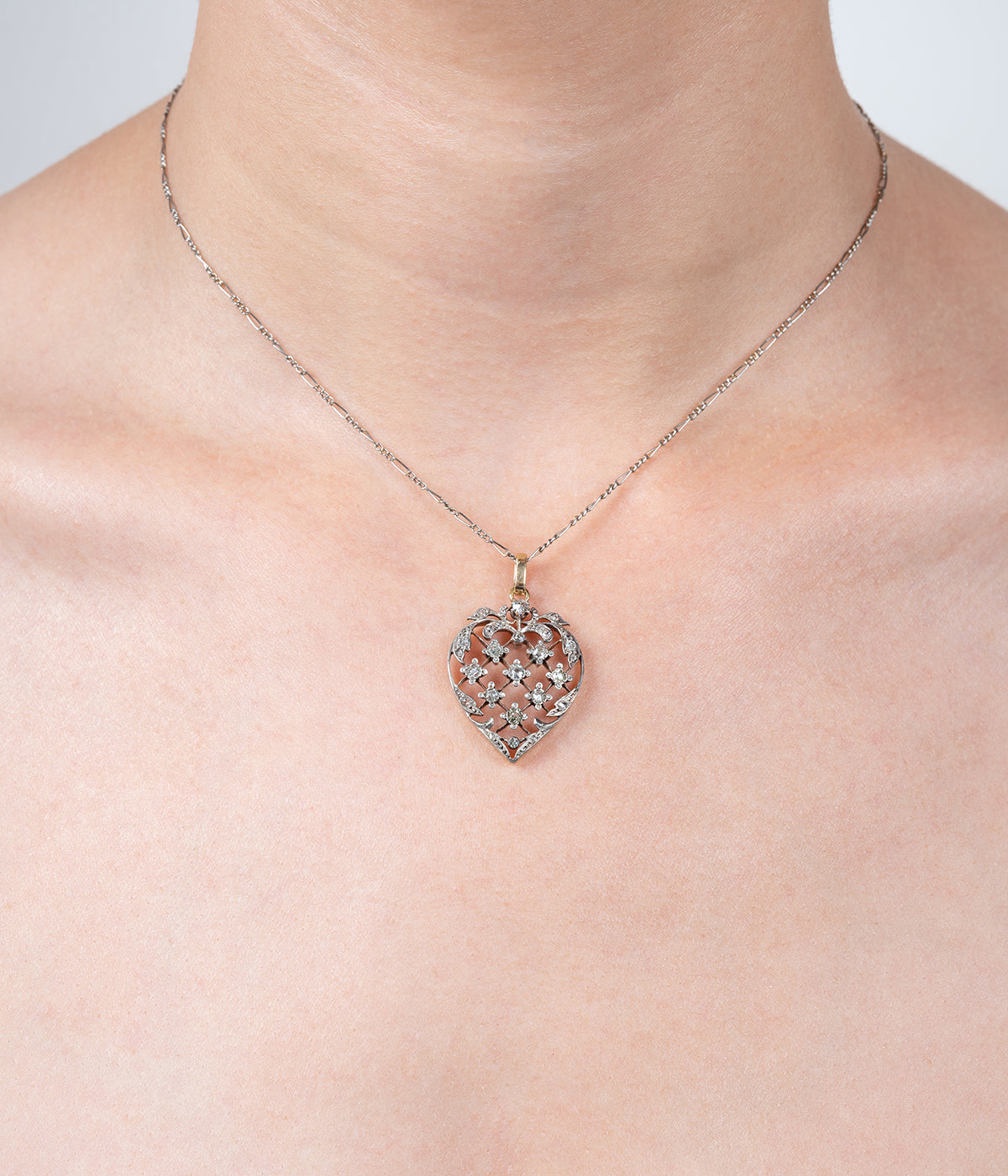 Caillou Paris - Pendentif ancien coeur “Yagu” porter