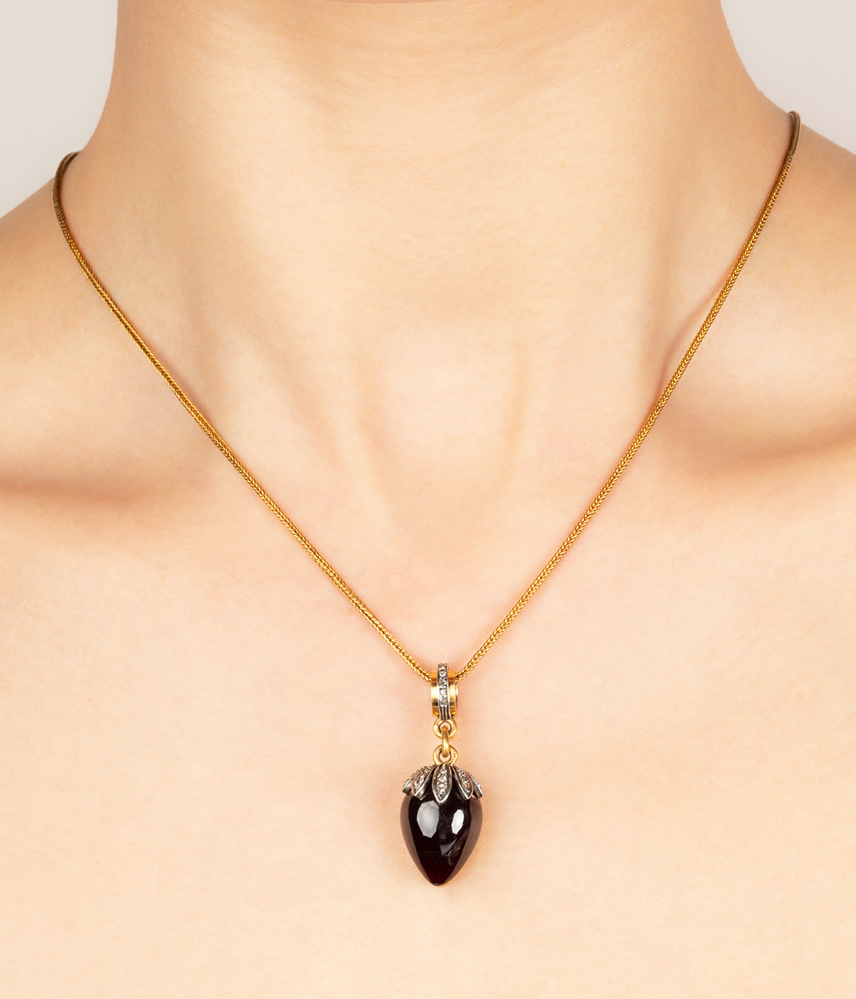 Collier-ancien-grenat-Kera-Caillou-Paris