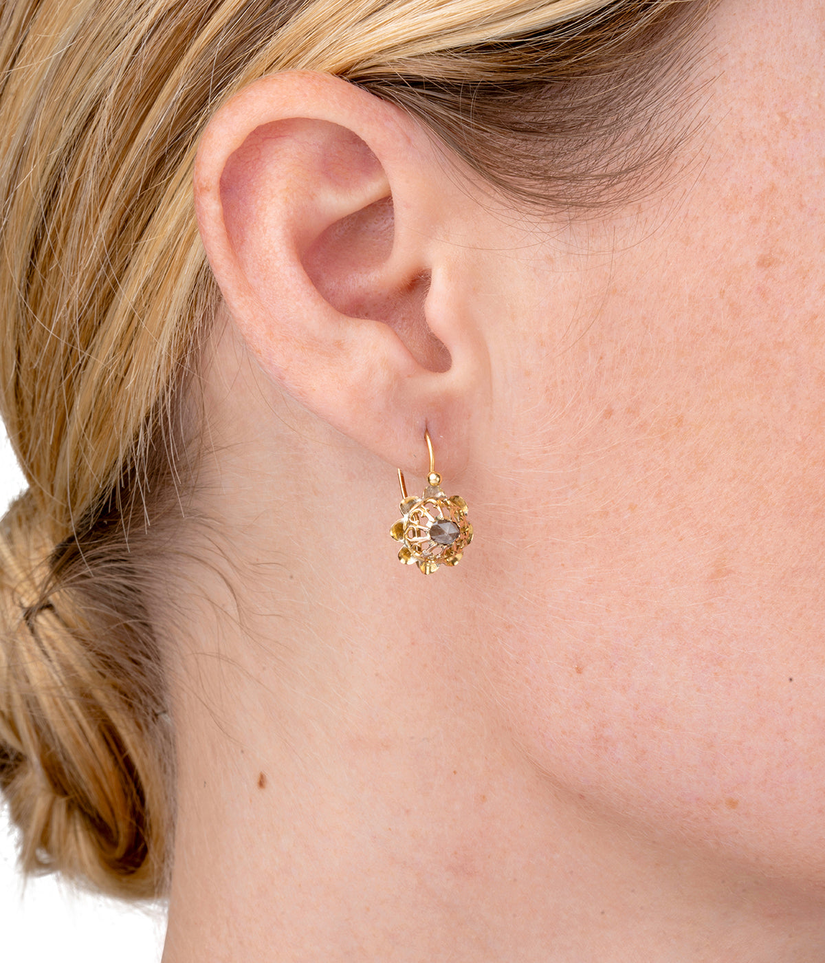 Dormeuses anciennes en diamant "Helo" porter - Caillou Paris 