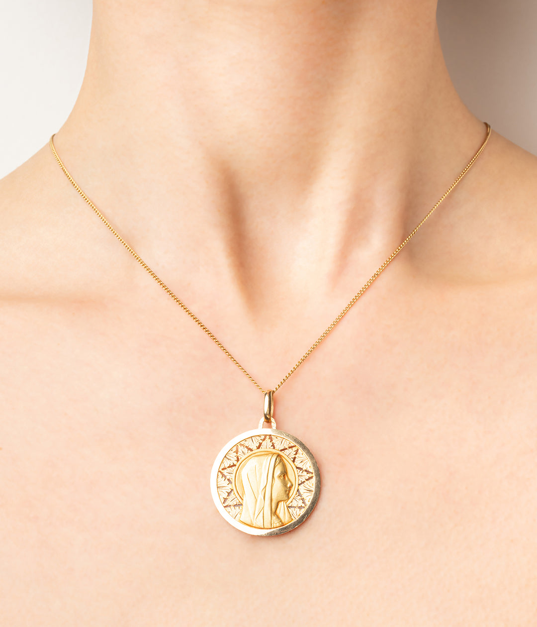 Medaille-Art-nouveau-or-Idelle-Caillou-Paris