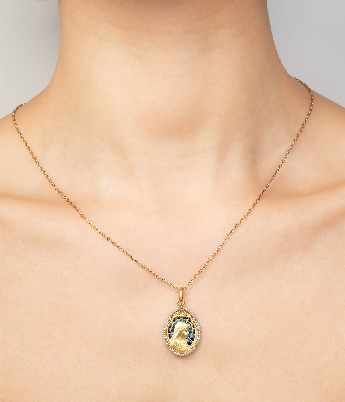 Medaille-Art-nouveau-or-email-Mounir-Caillou-Paris