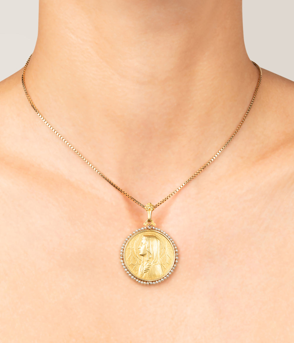 Medaille-Art-nouveau-or-perles-Jouli-Caillou-Paris