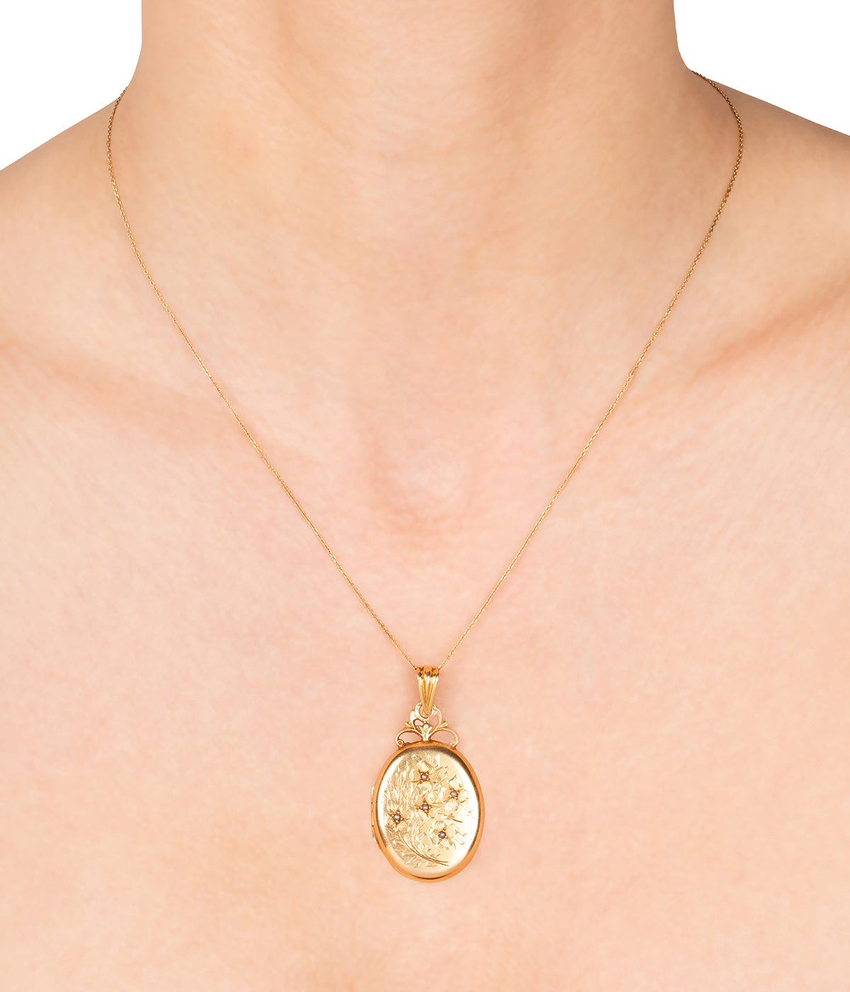 Medaillon-ancien-or-18k-Vaoka-Caillou-Paris