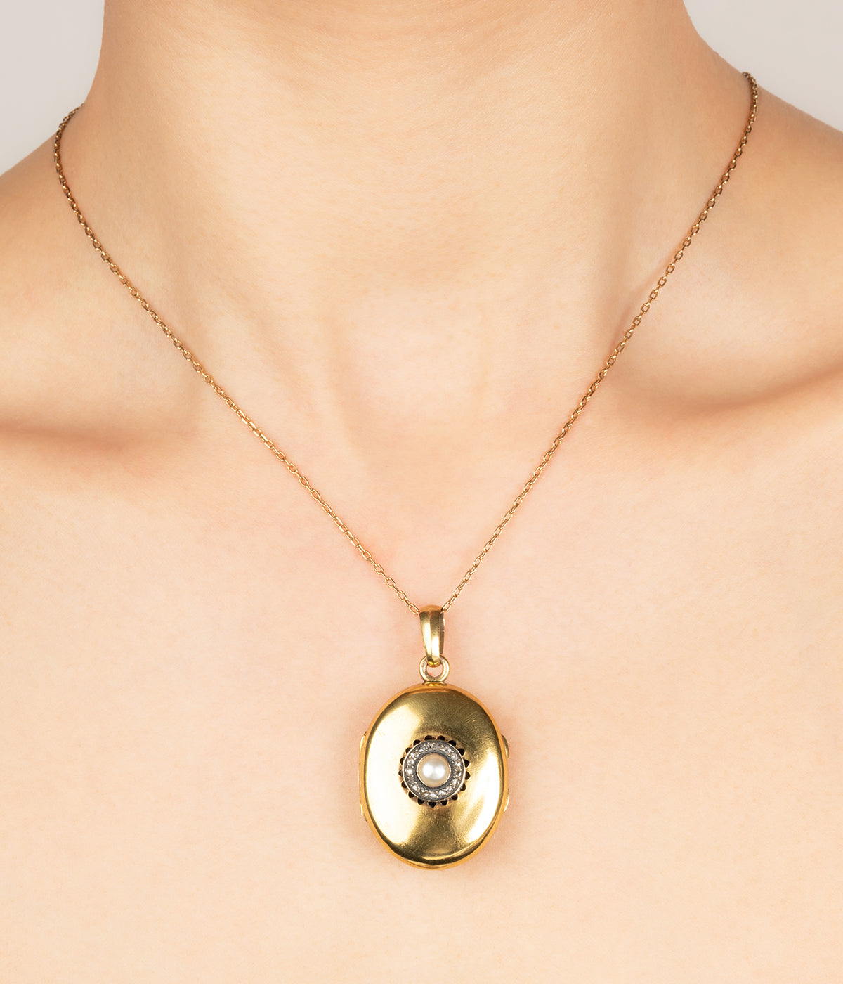 Medaillon-ancien-or-perle-Hosnia-Caillou-Paris