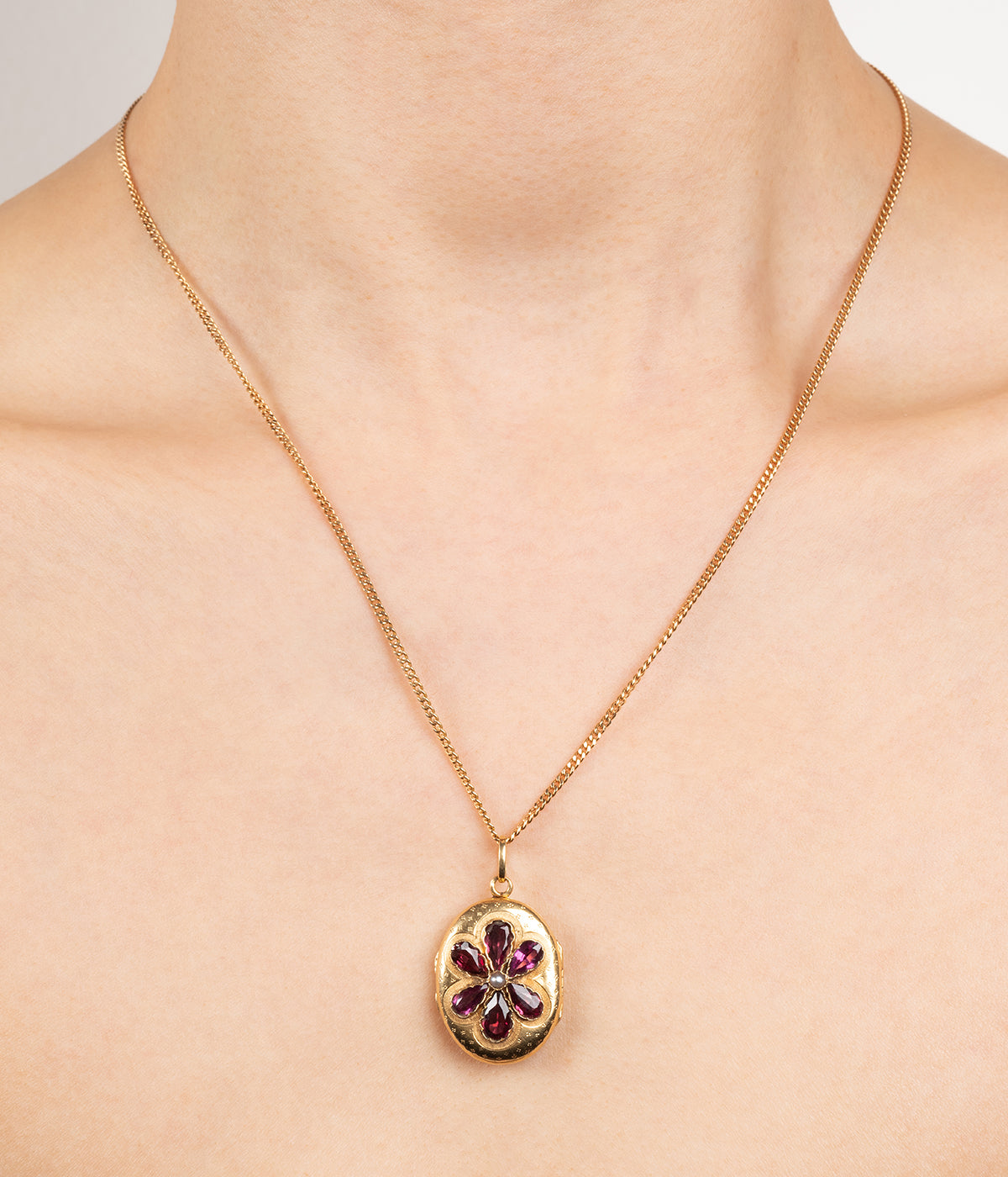 Médaillon ancien porte-photo en or et grenat "Abelia" - Caillou Paris