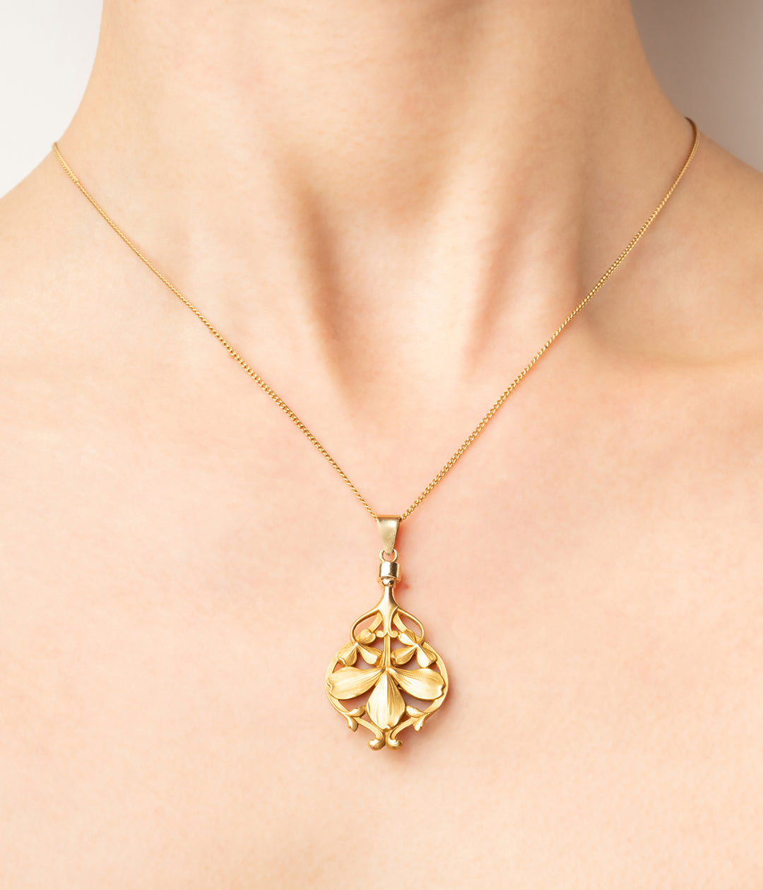 Pendentif-Art-nouveau-or-Oni-Caillou-Paris