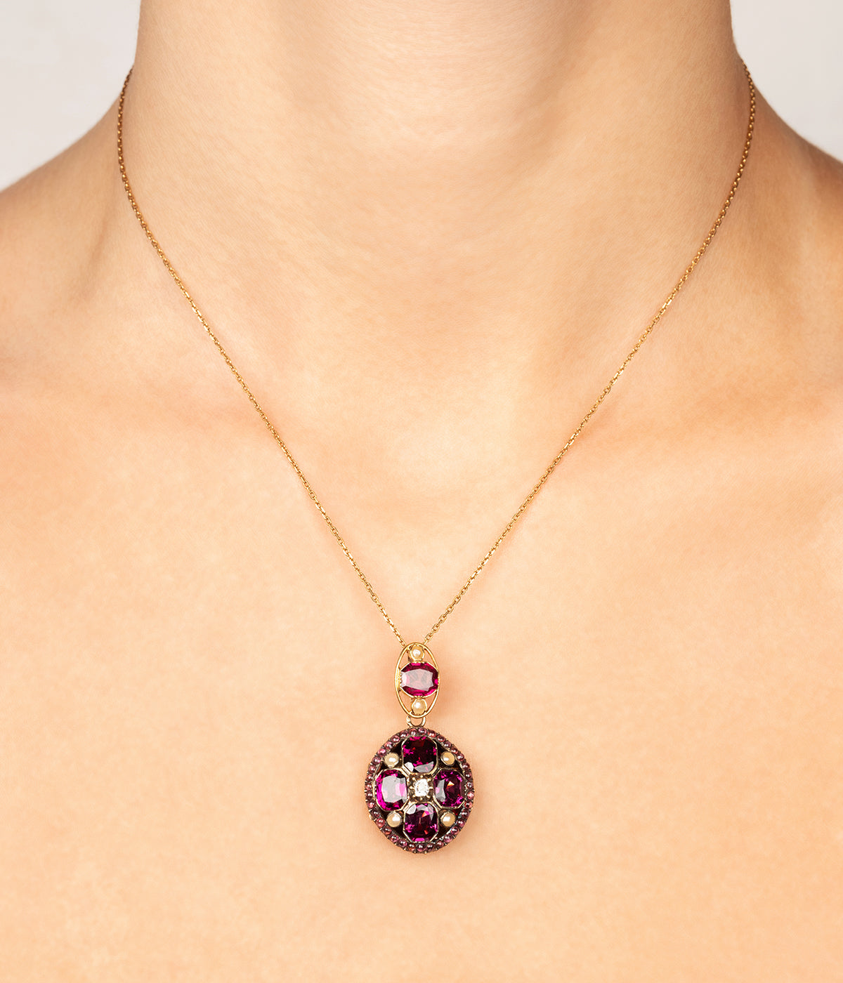 Victorian-garnets-locket-18K-gold-Zada