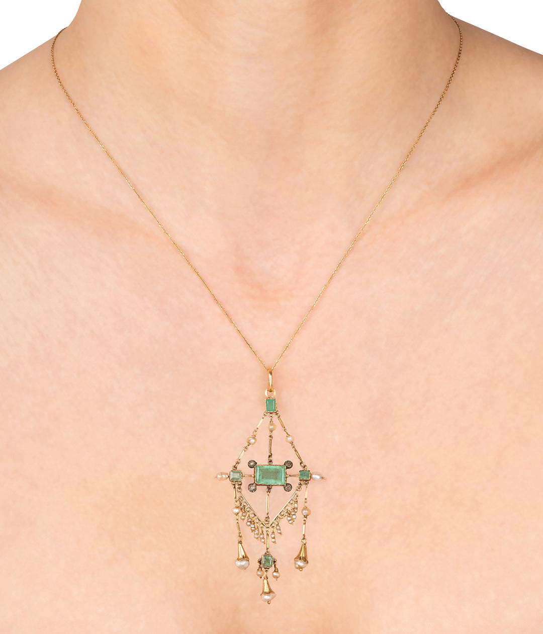 Pendentif-ancien-emeraudes-perles-Wennie-Caillou-Paris