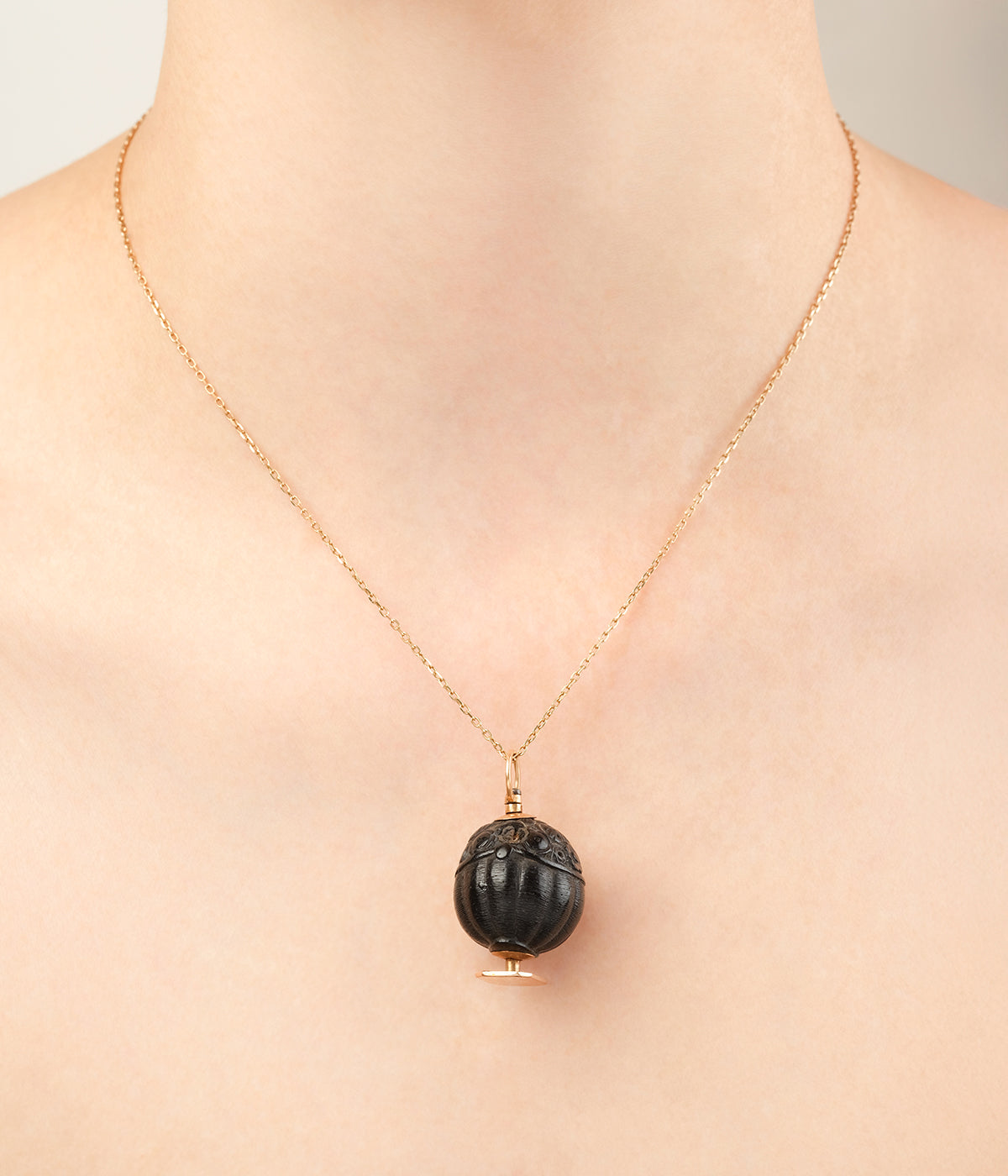 Pendentif-sceau-ancien-or-corozo-Gian-Caillou-Paris