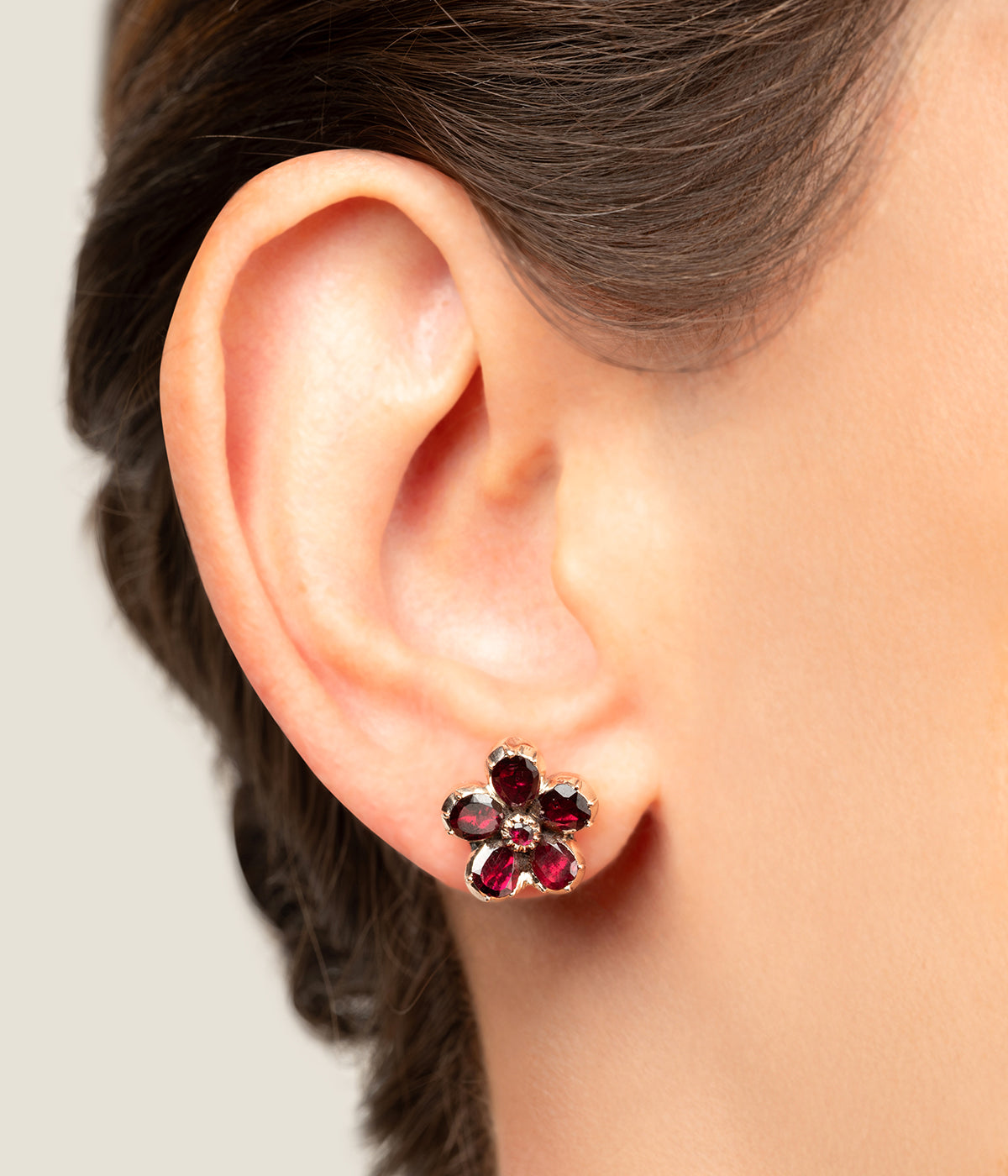 Puces-oreilles-anciennes-or-grenat-Jeana-Caillou-Paris