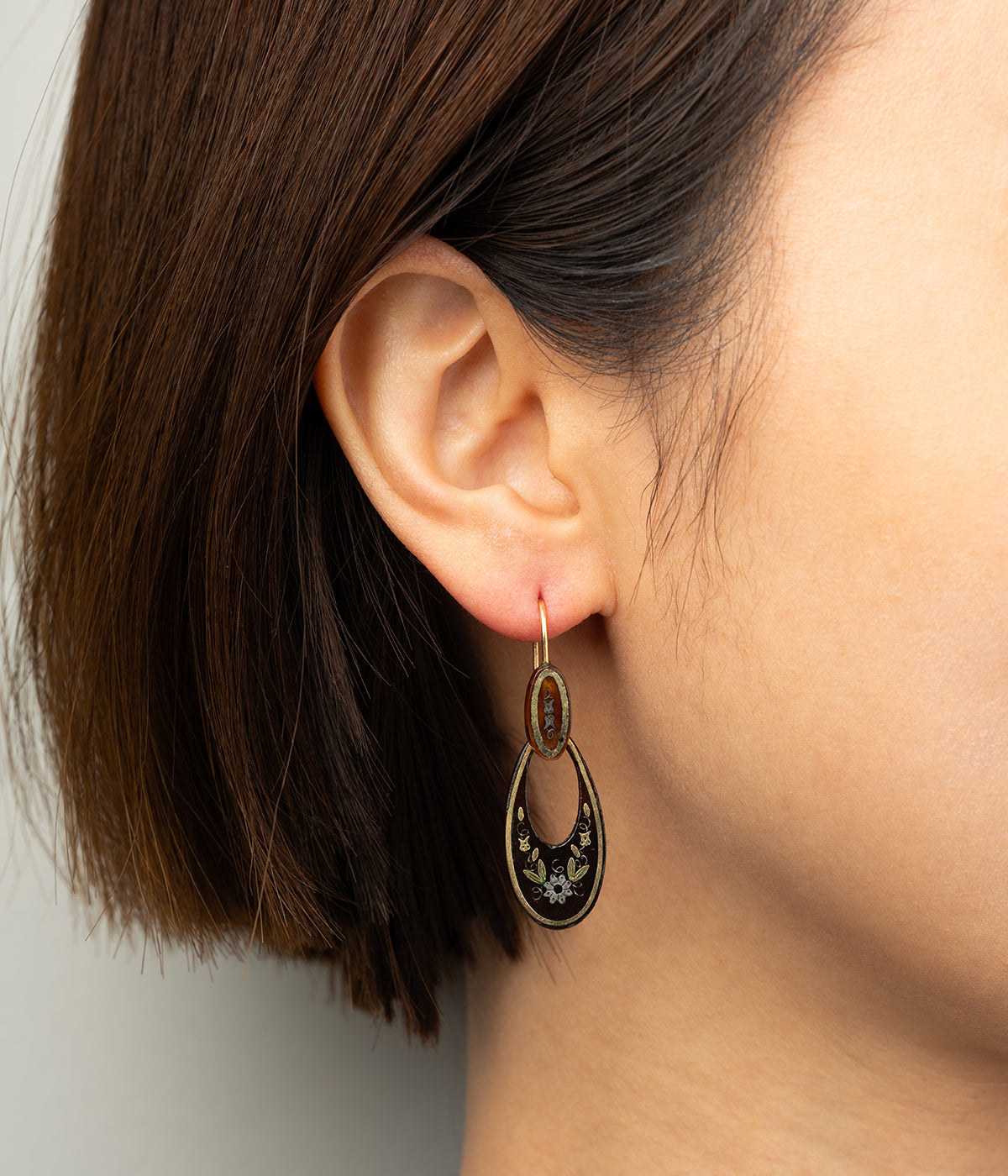 Victorian tortoiseshell piqué earrings Henan - Caillou Paris