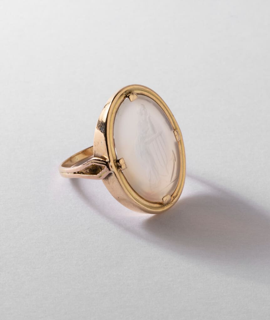 Bague intaille calcedoine Penelope Caillou Paris