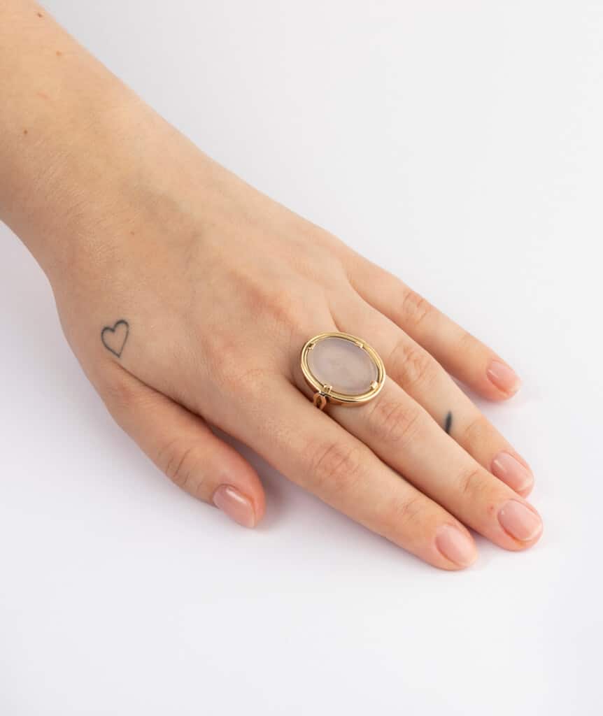 CAILLOU PARIS - Bague intaille calcédoine porter