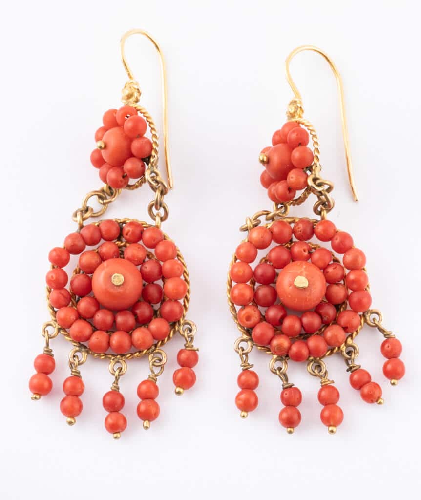 Pendants d'oreilles anciens corail