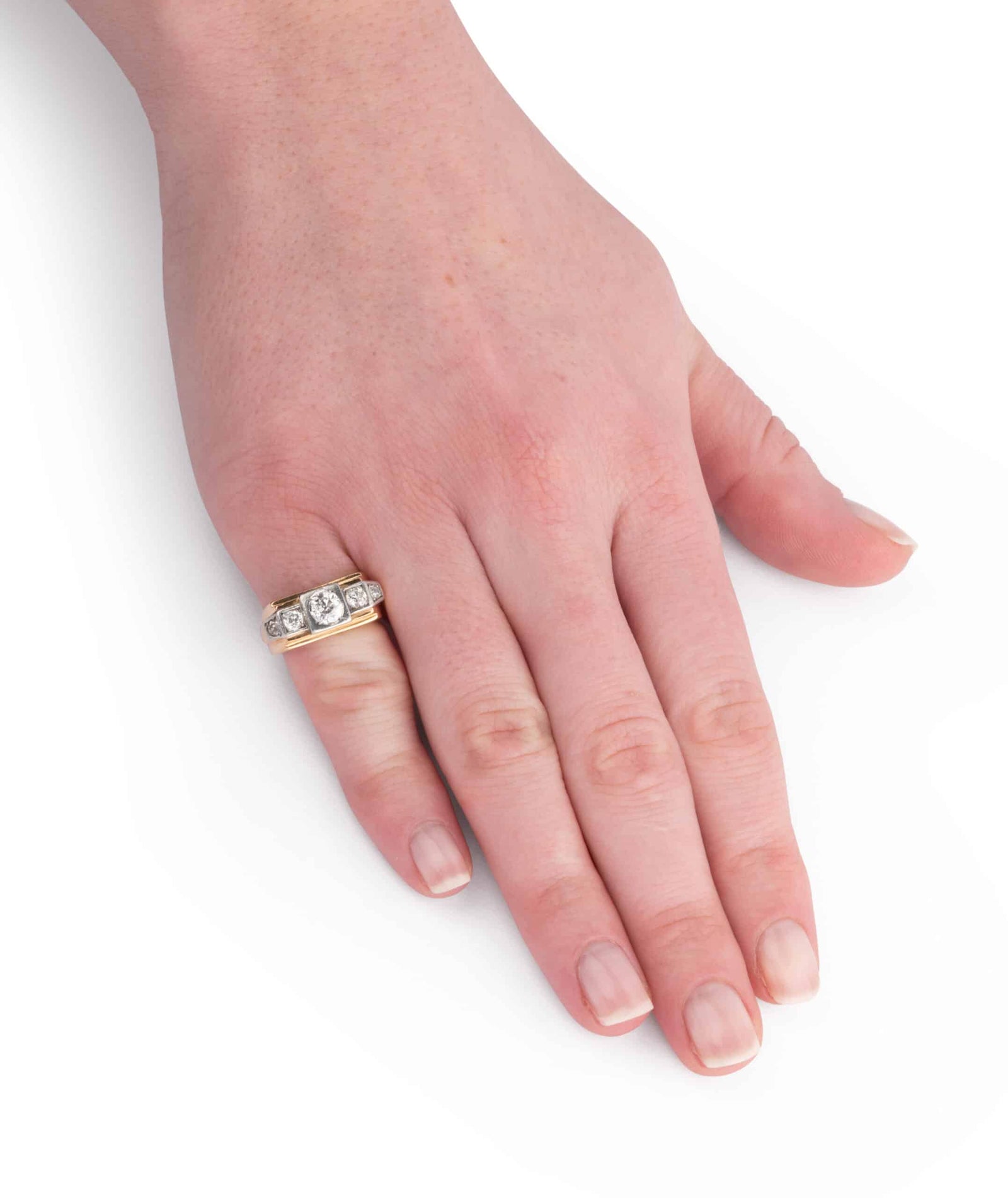 Caillou Paris Bague chevaliere Tank diamants Chlomi porter