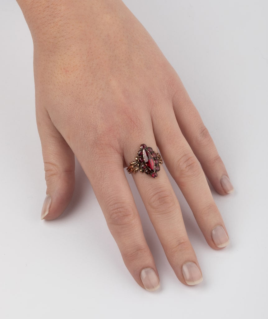 Caillou Paris Bague Marquise Ancienne Grenats Firouz Portee