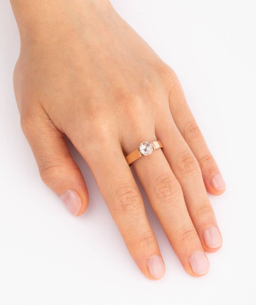 Caillou Paris Bague Solitaire Ancien Diamant Madenn Porter