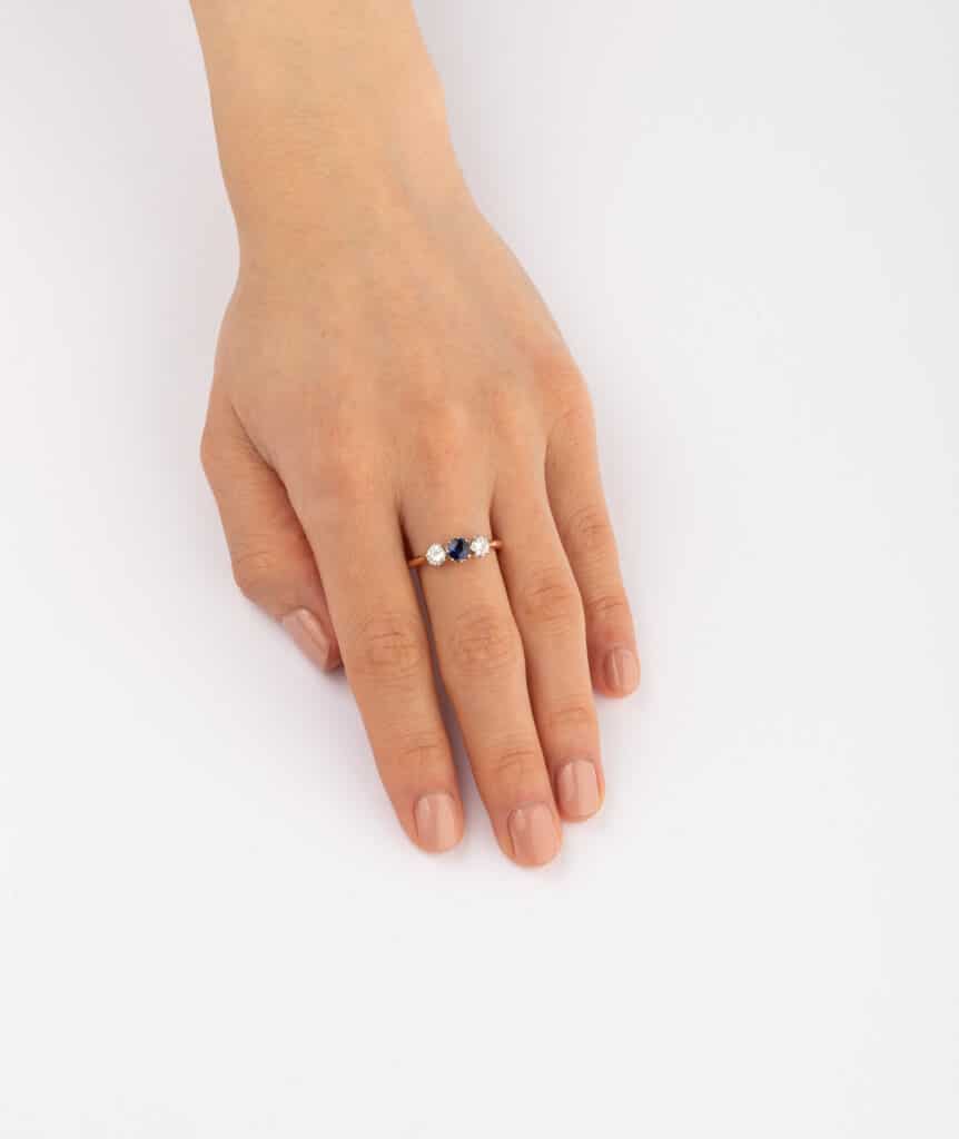 Caillou Paris Bague Trilogie Ancienne Saphir %22espen%22 Porter