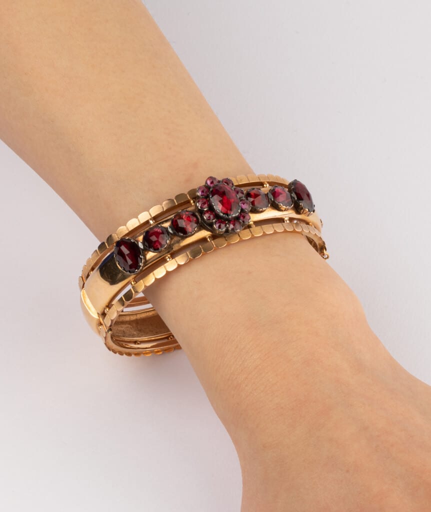 Caillou Paris Bracelet Ancien Grenat %22nuna%22 Porter 2