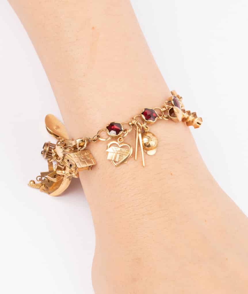 Caillou Paris Bracelet Ancien Grenats Et Breloques Claudi Porter
