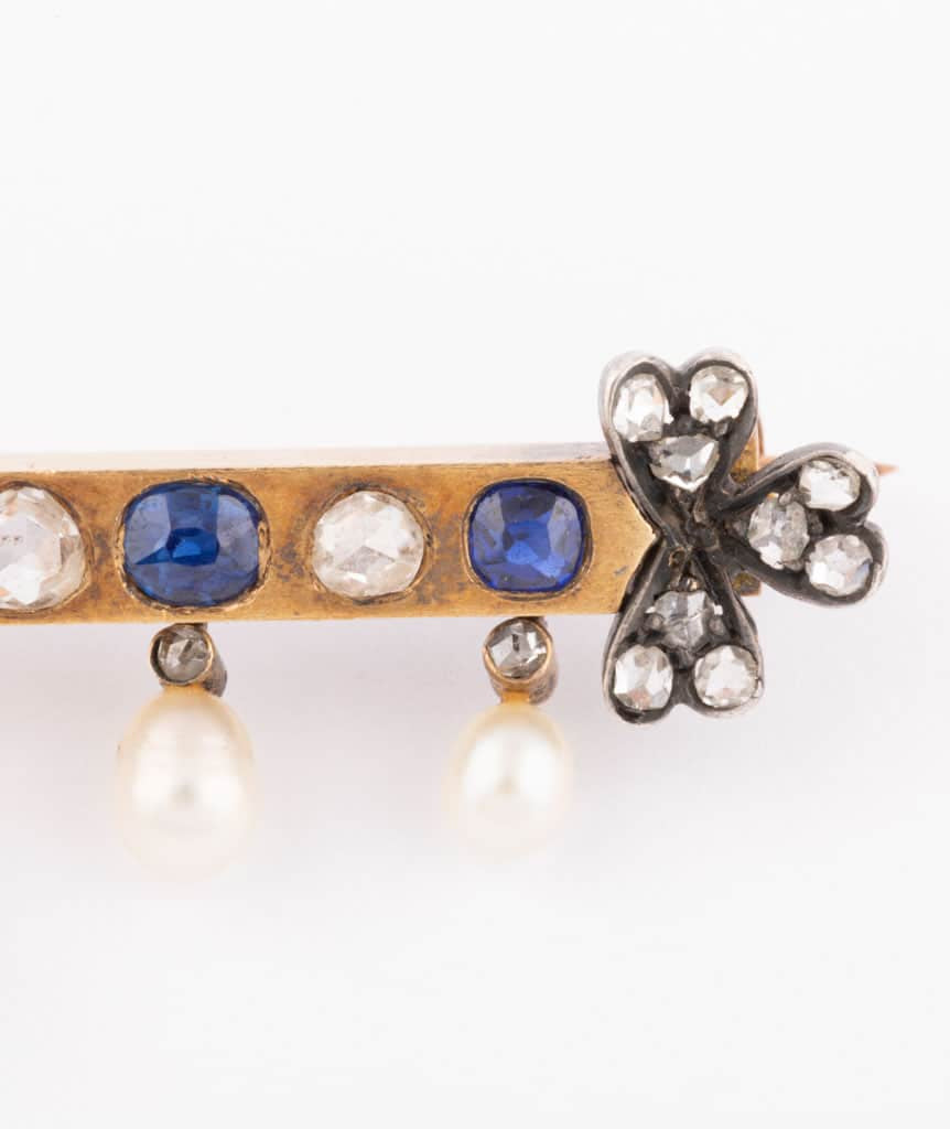 Caillou Paris Broche Barrette Ancienne Diamants Saphirs Et Perles Guena Gros Plan 3