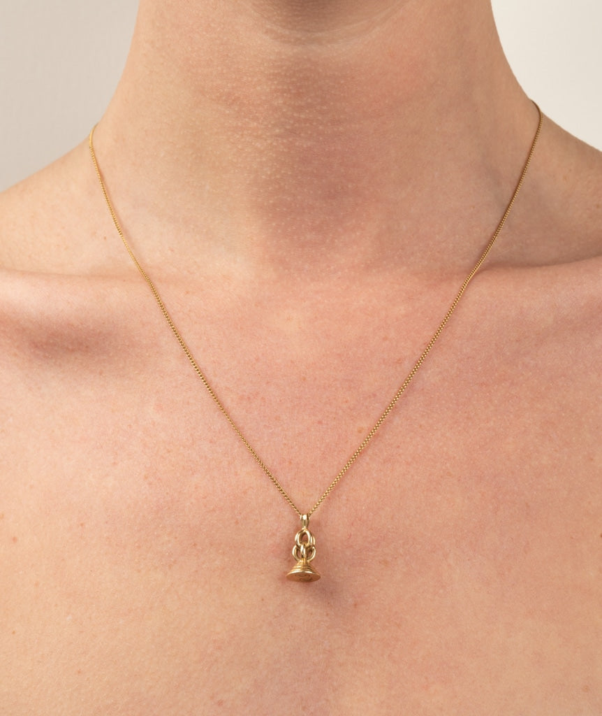 Caillou Paris Cachet Ancien Or Grave Isadora Porter