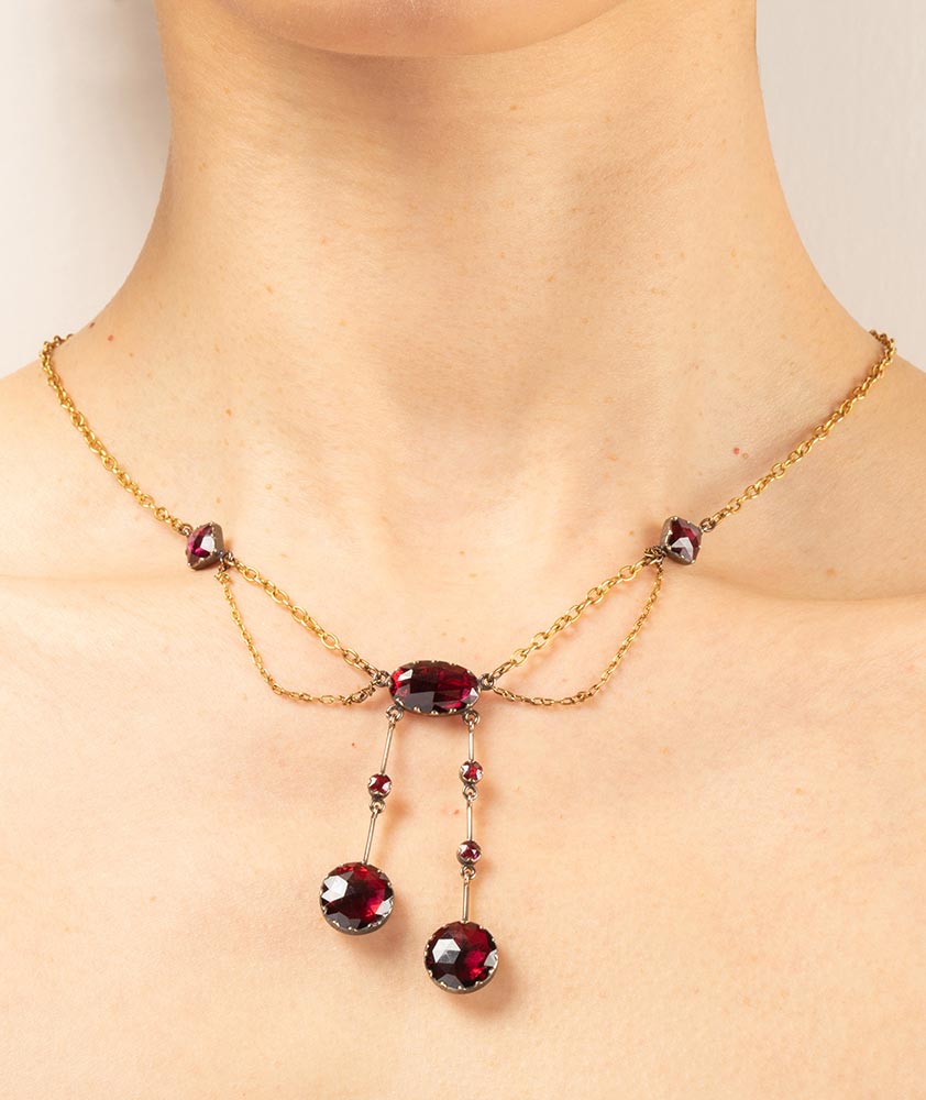Collier ancien grenats de Perpignan Gaya porter