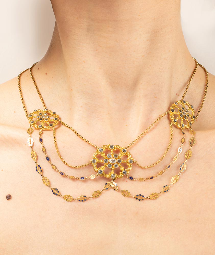 Caillou Paris - Collier ancien or Kira porter nu