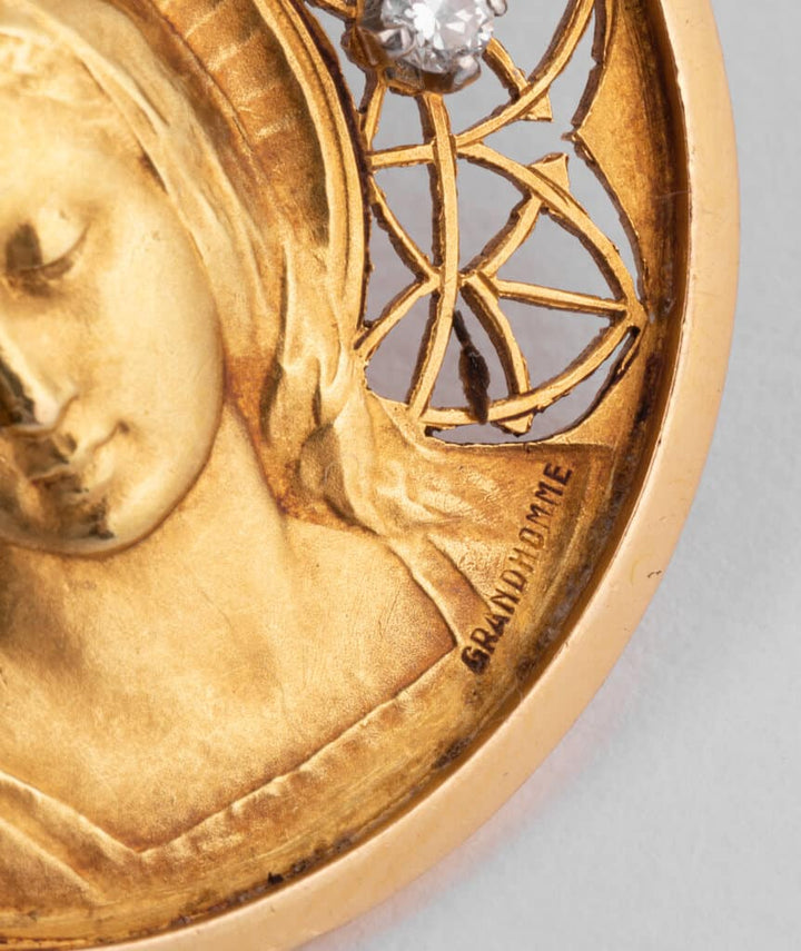 Caillou Paris Medaille Art Nouveau Or Et Diamants Arama Gros Plan 3