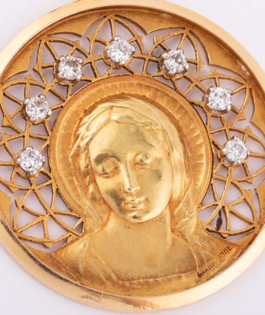Caillou Paris Medaille Art Nouveau Or Et Diamants Arama Gros Plan