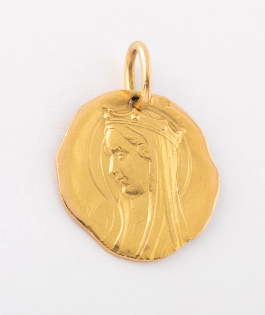 Médaille ancienne or "Kuma" gros plan 1