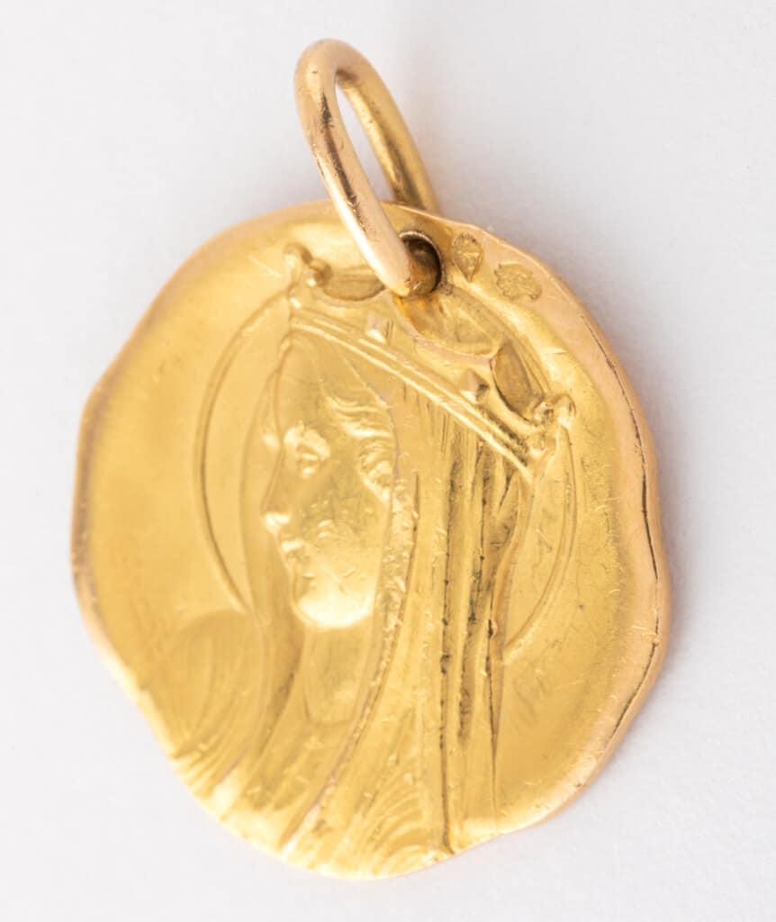 Médaille ancienne or "Kuma" gros plan 2