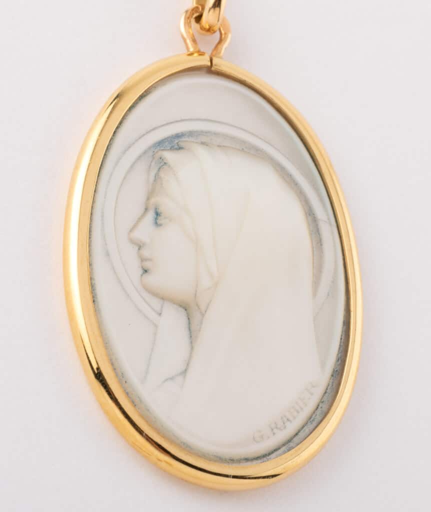Caillou Paris - Medaille ancienne or et nacre Urdie details