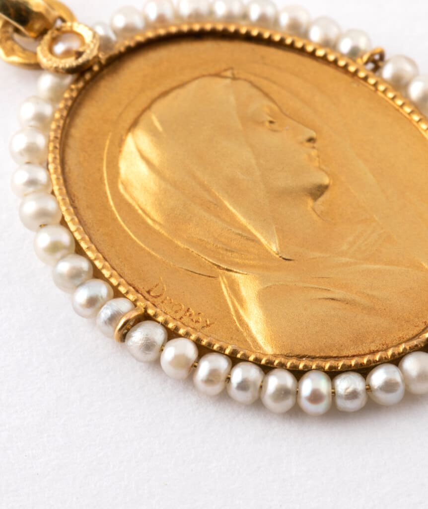 Caillou Paris - Medaille ancienne perles fines Quico details