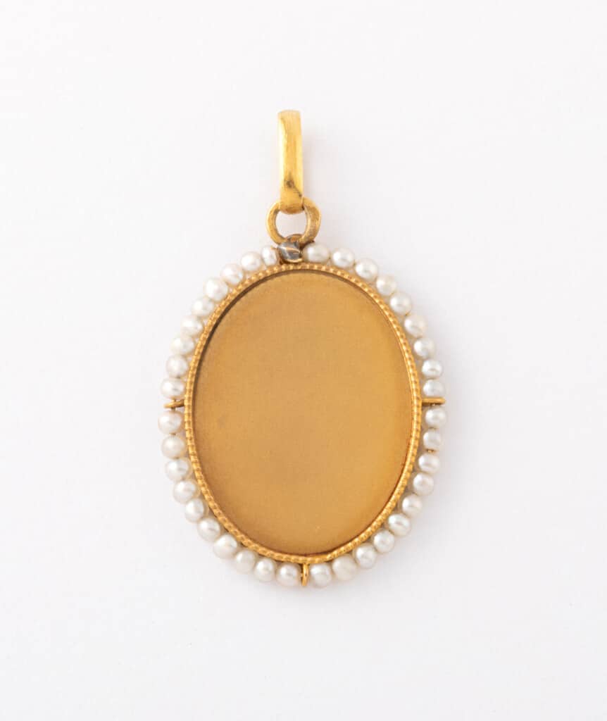 Caillou Paris - Medaille ancienne perles fines Quico dos